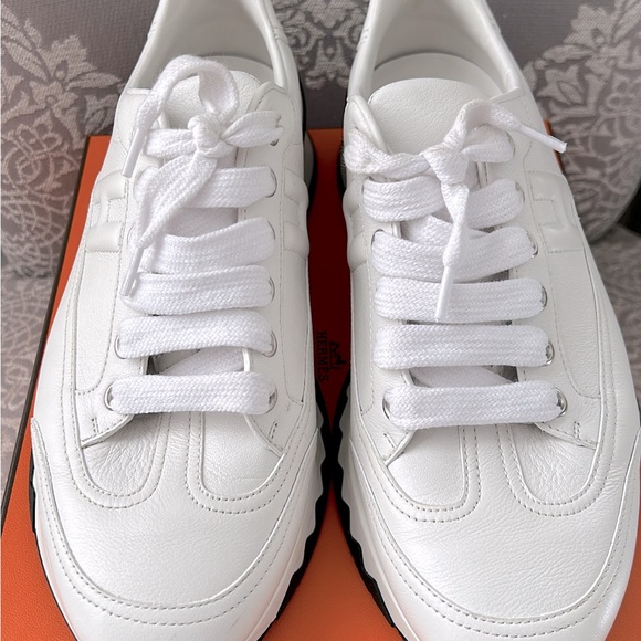 Authentic Hermes woman’s sneaker like New!!! Wht with blk soles. Size 39.5 - Picture 2 of 8